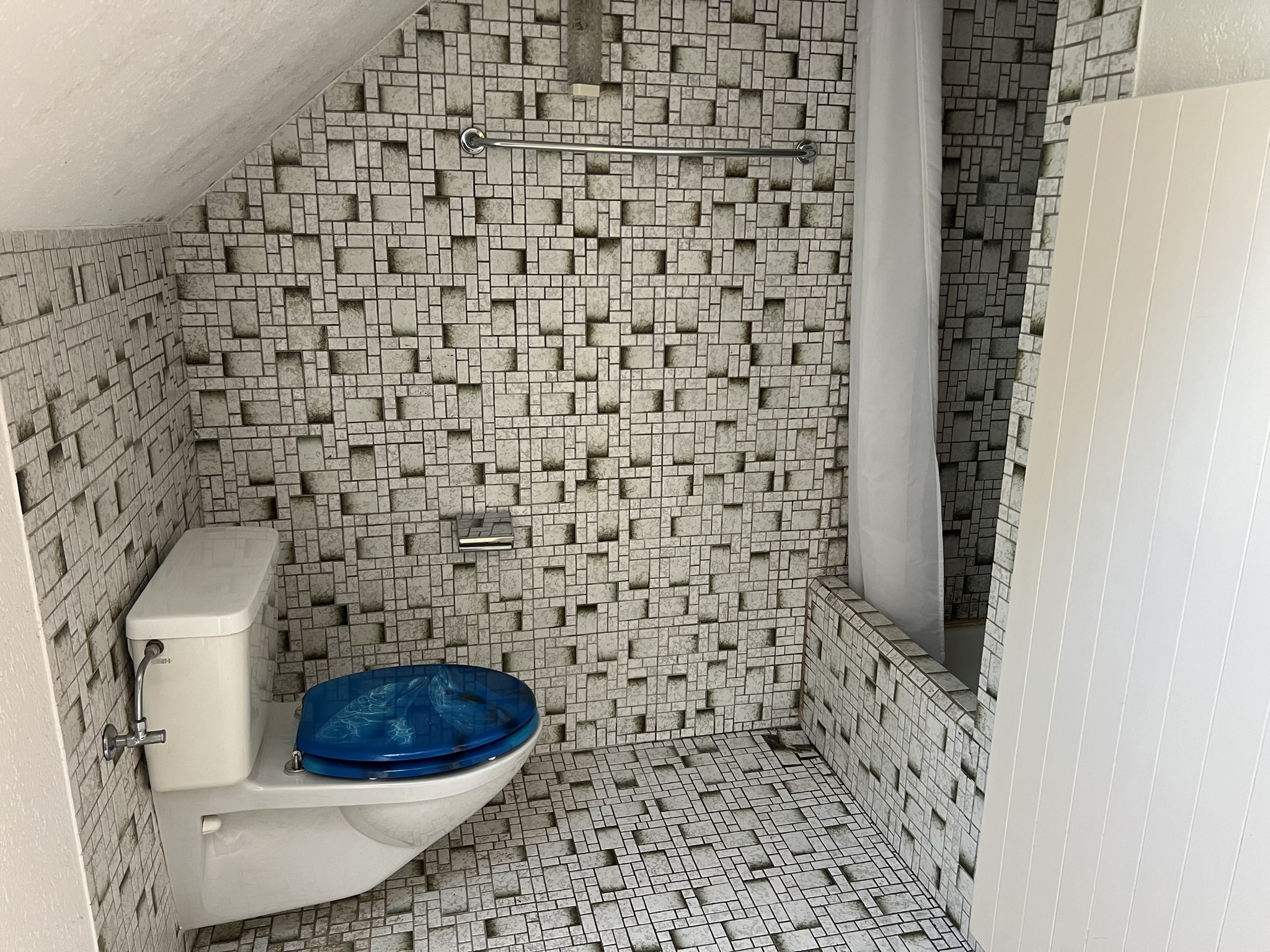 Kleines Badezimmer mit WC
