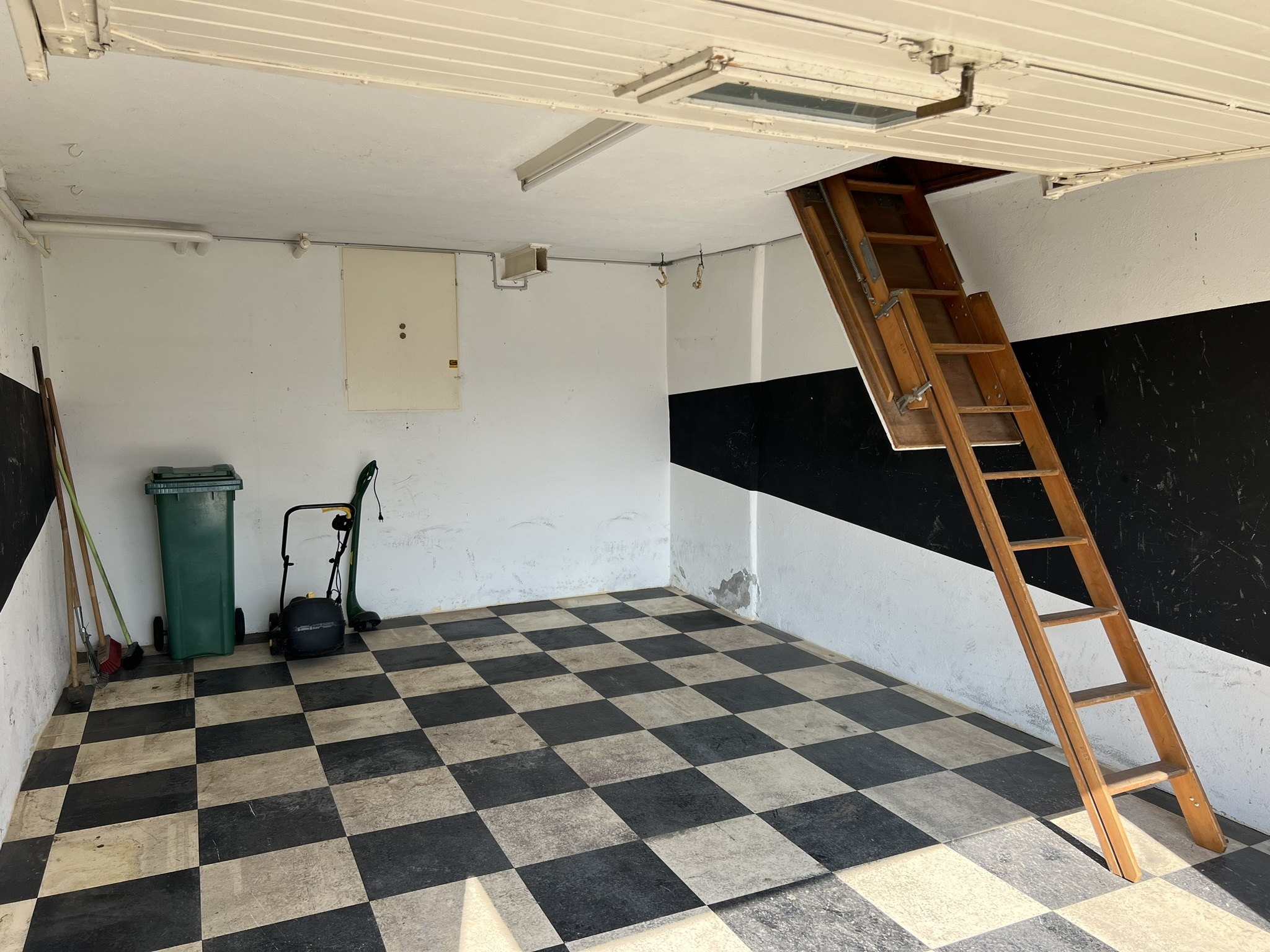 Garage mit Klappleiter und Checkered-Boden