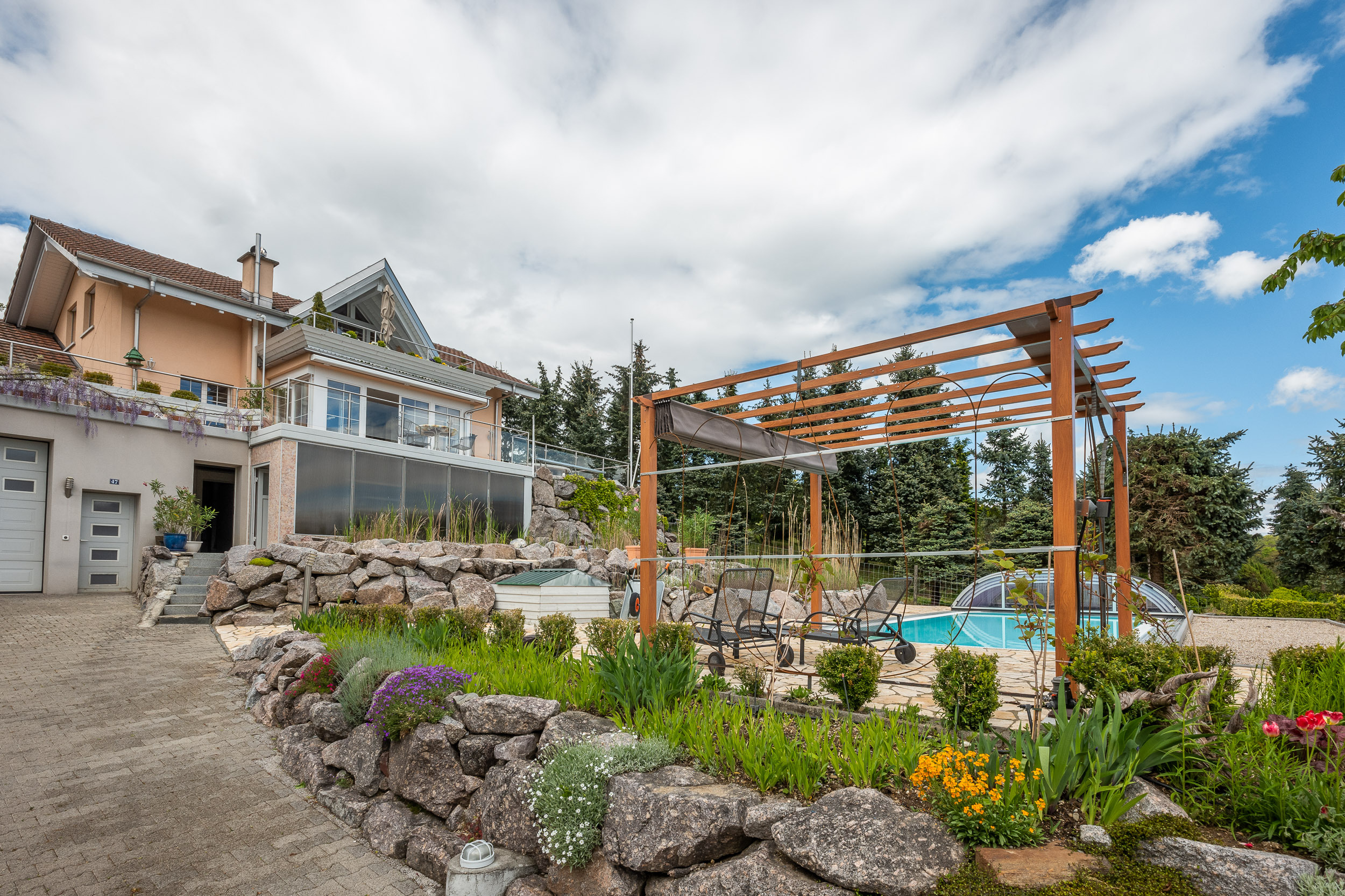 Außenansicht eines Hauses mit Poolgarten