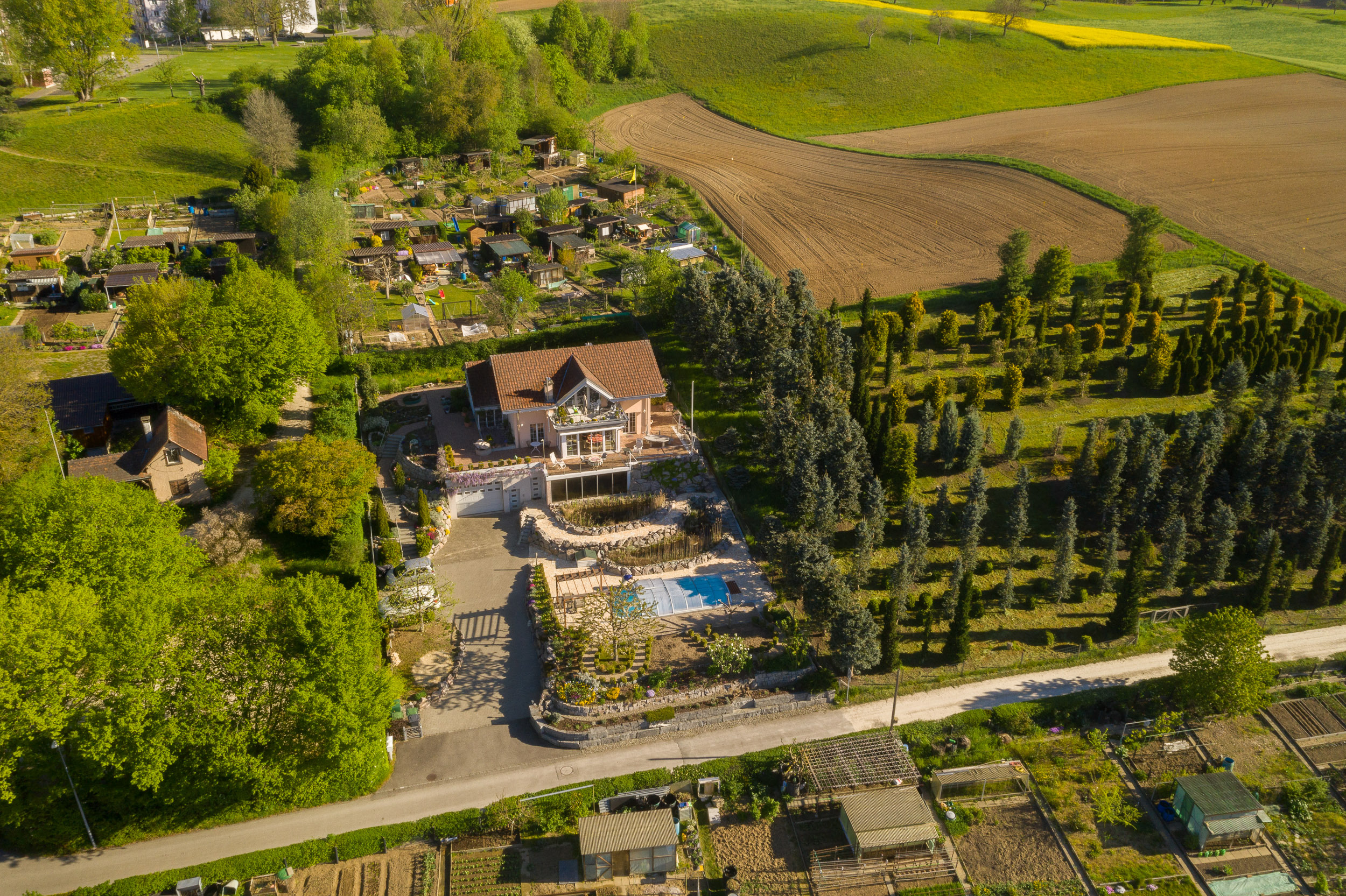 Luftaufnahme eines Hauses mit großem Garten in ländlicher Umgebung