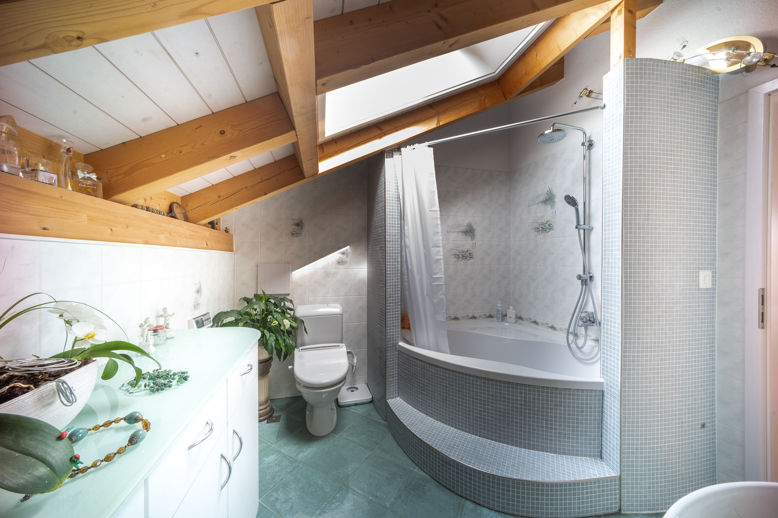 Dachbadezimmer mit Badewanne und WC