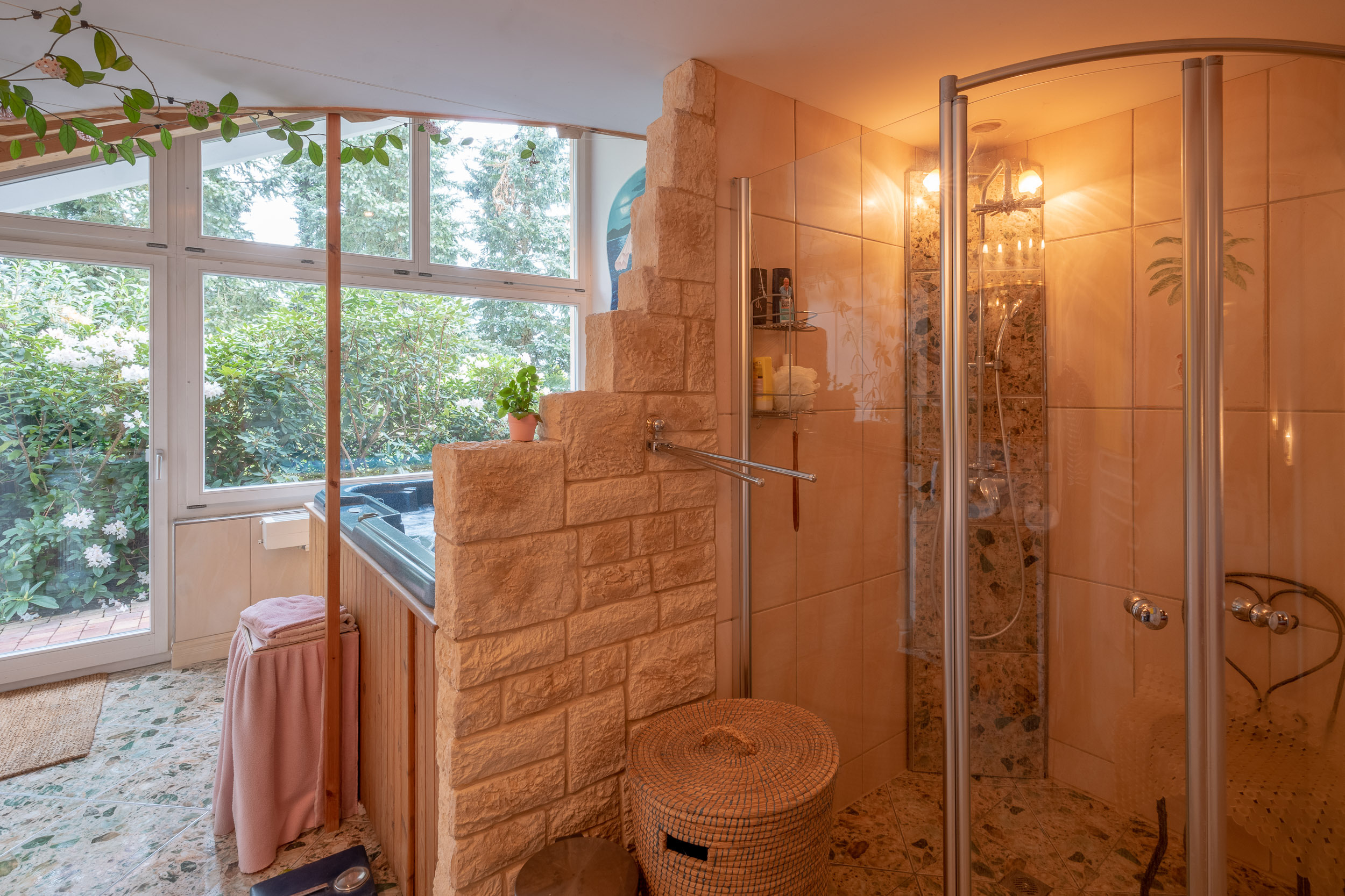 Badbereich mit Dusche und Fensterfront