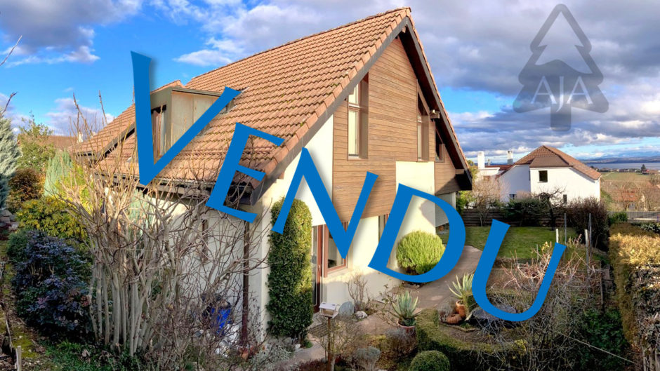 Einfamilienhaus mit Garten und Dachgaube