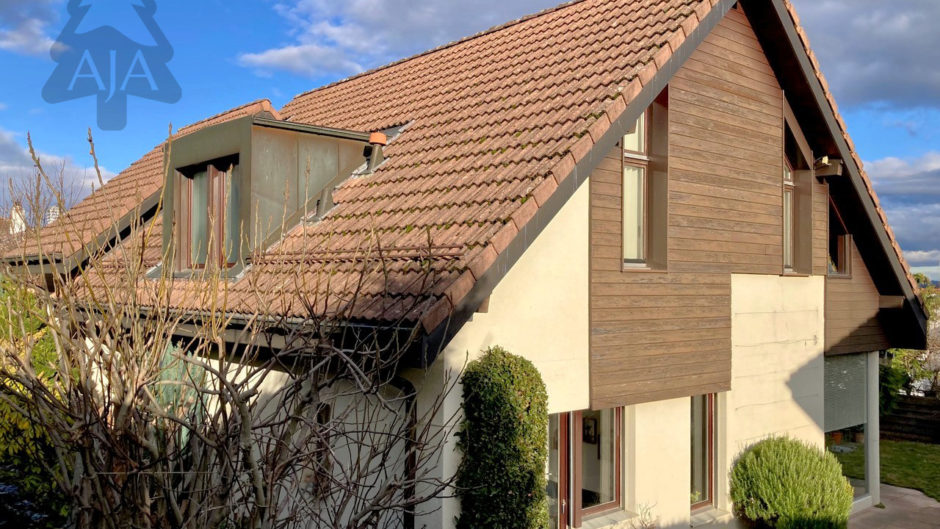 Wohnhaus mit Satteldach und Holzfassade