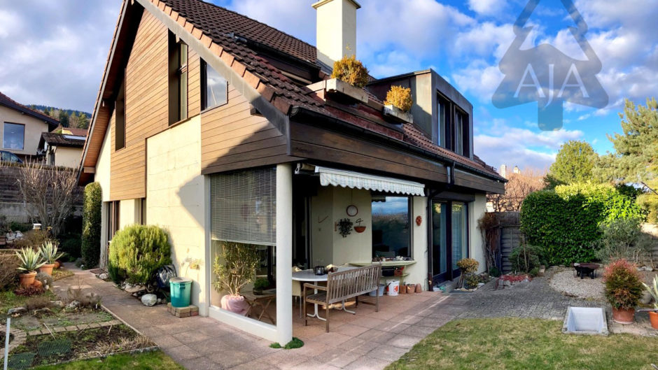 Hausansicht mit Garten und überdachter Terrasse