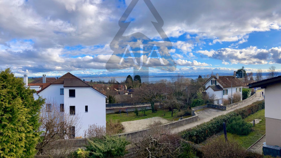 Wohnlage mit Seeblick und Einfamilienhäusern