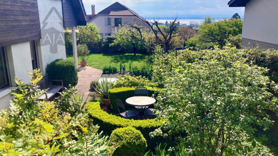 Gepflegter Garten mit Sitzplatz