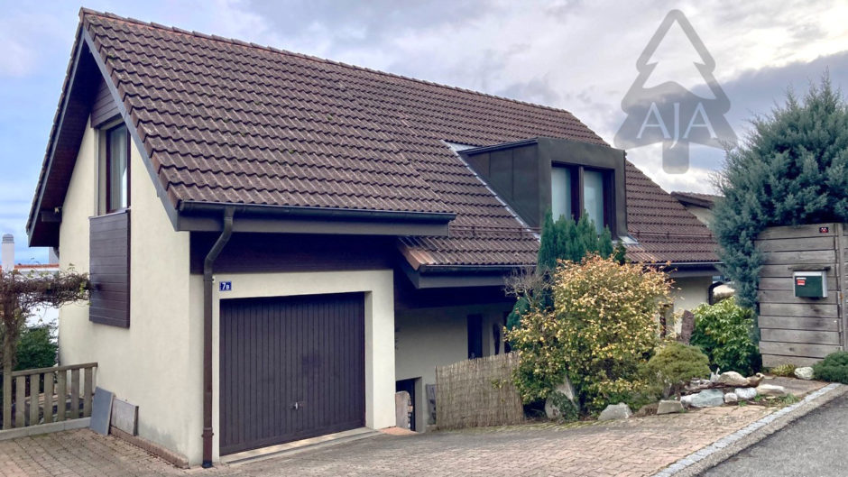 Wohnhaus mit Satteldach und Garage
