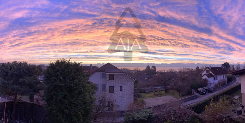 Sonnenaufgang über Wohngebiet