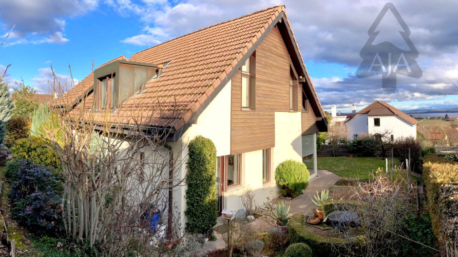 Einfamilienhaus mit Garten und Satteldach