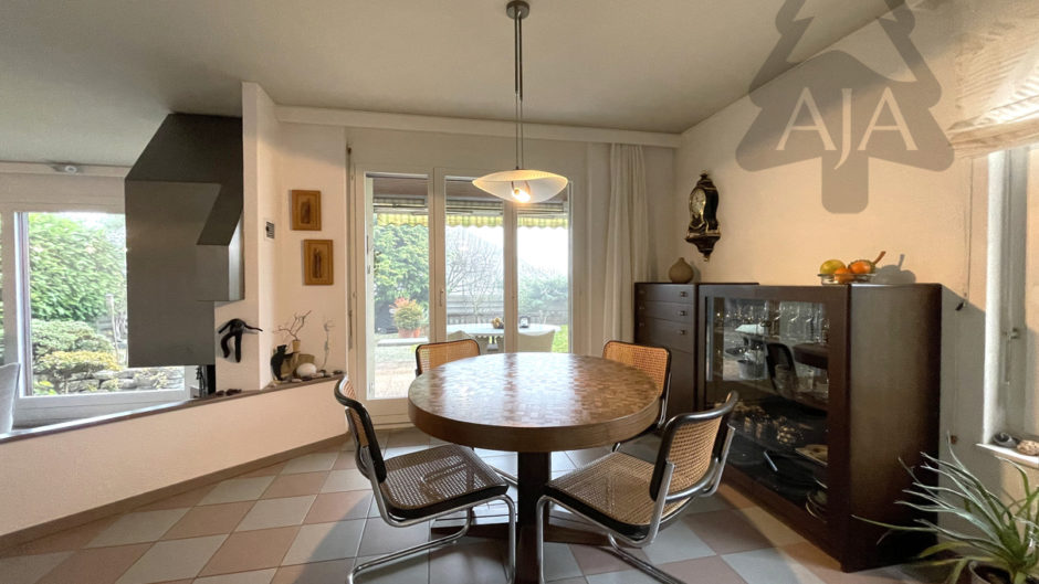 Esszimmer mit Blick in den Garten