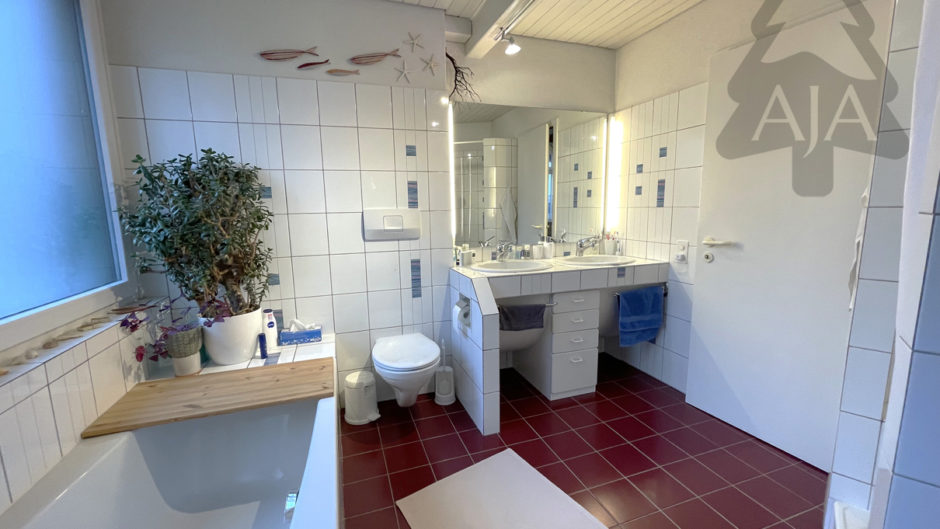 Modernes Badezimmer mit Doppelwaschbecken und Badewanne