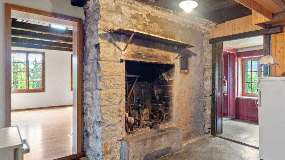 Rustikaler Innenraum mit großem Kamin