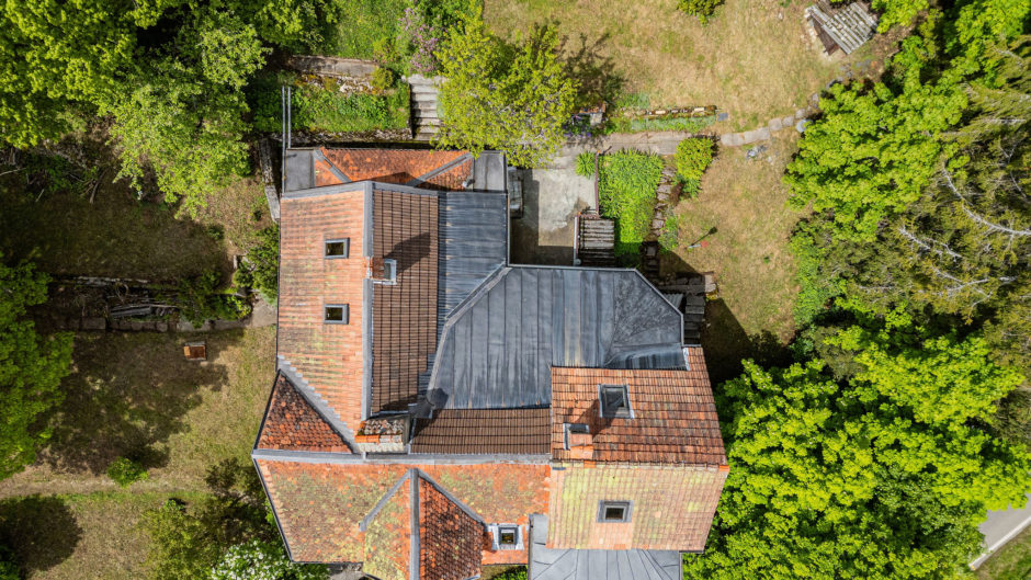 Luftaufnahme eines Hauses mit Garten