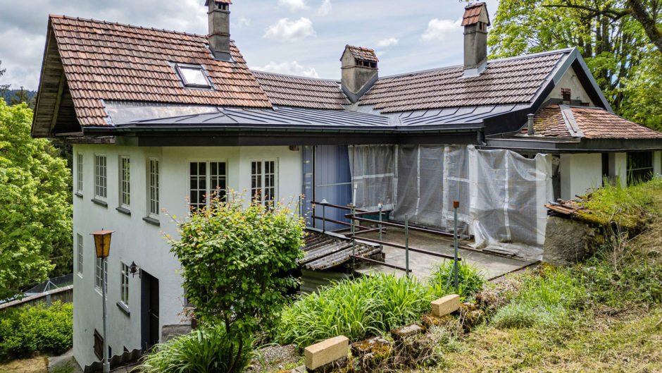 Außenansicht eines Hauses am Hang