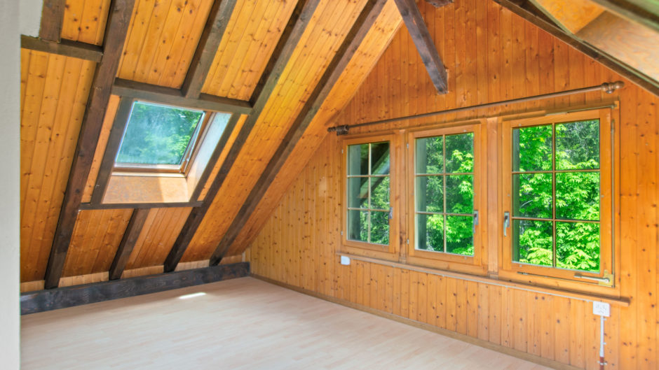 Dachgeschossraum mit Holzverkleidung