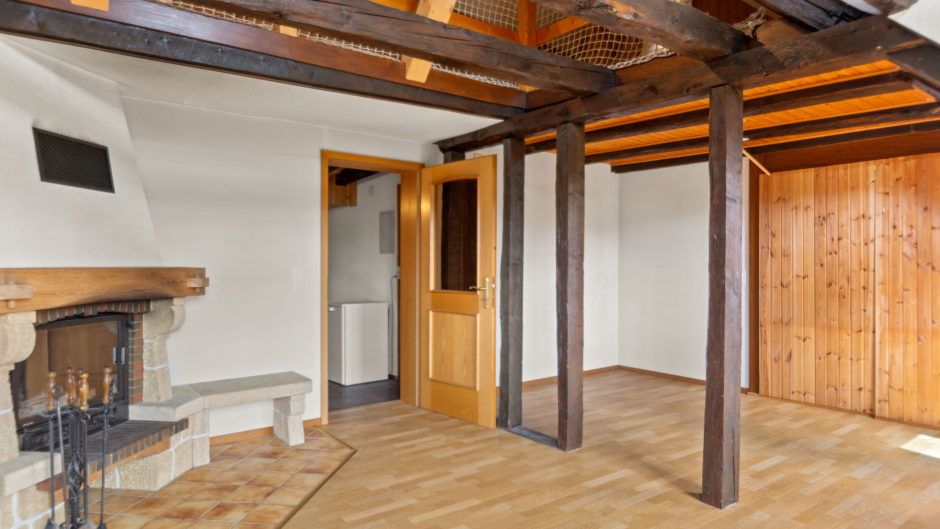 Rustikaler Wohnraum mit sichtbaren Holzbalken