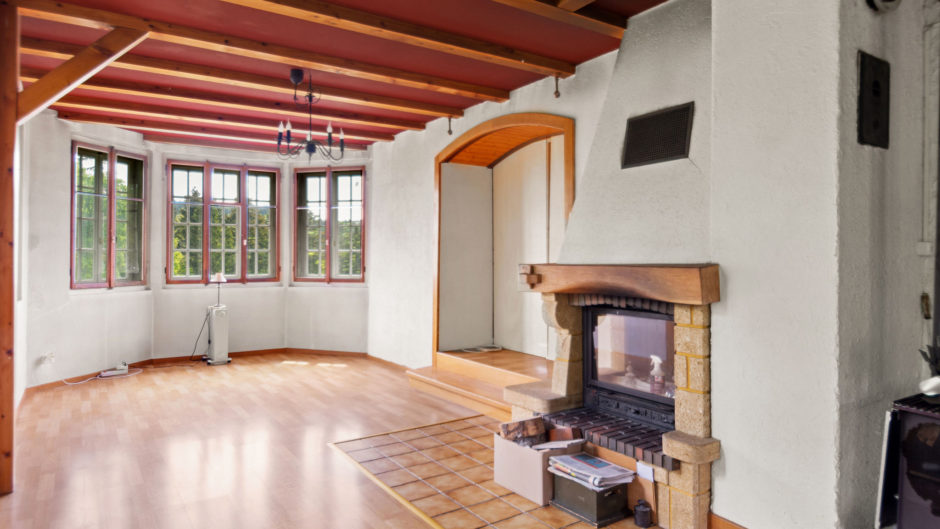 Wohnraum mit Kamin und Erkerfenstern