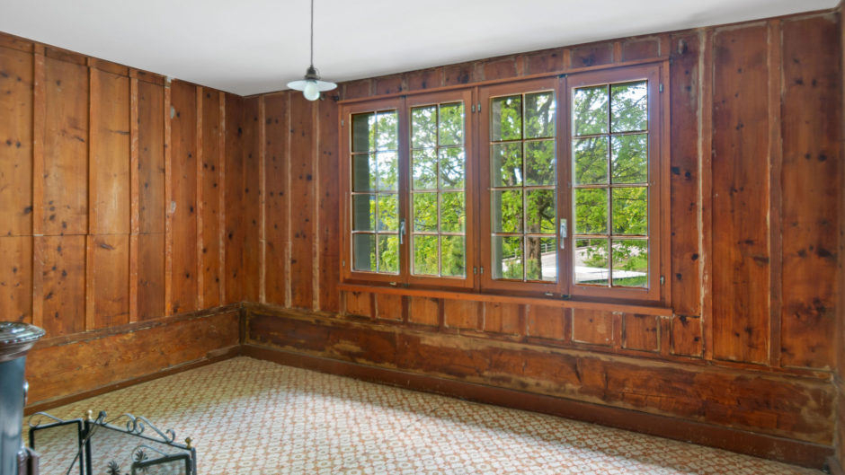 Holzverkleideter Raum mit großem Fenster