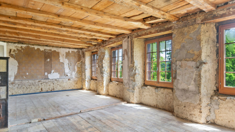 Sanierter Rohbau mit sichtbaren Holzbalken