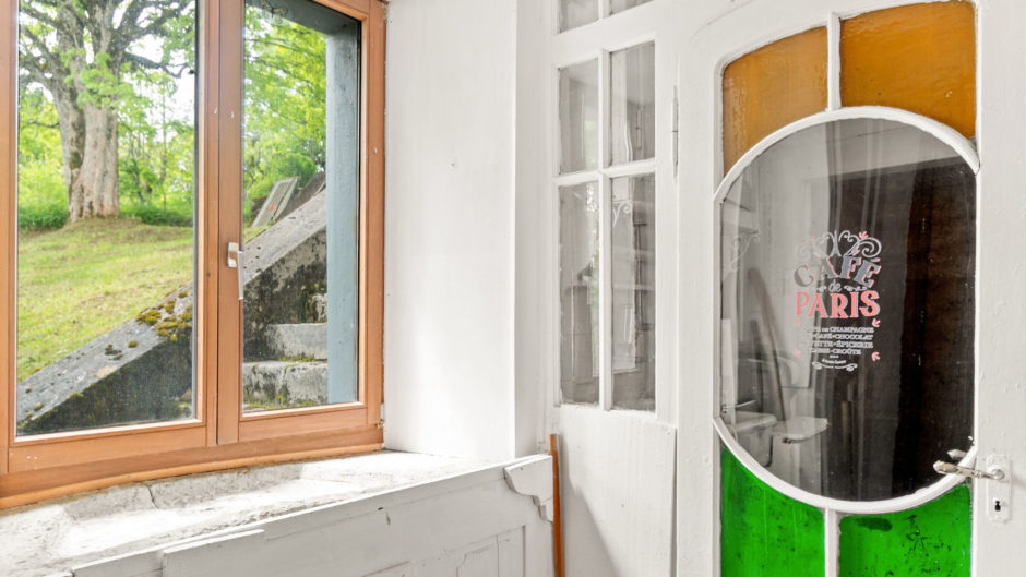 Heller Innenraum mit Fenster und Tür