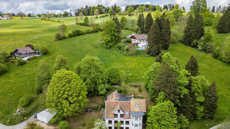 Ländliche Hügellandschaft mit Wohnhäusern