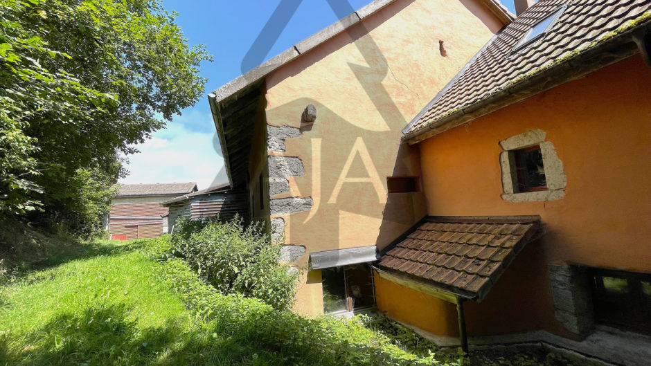 Außenansicht eines Gebäudekomplexes mit Schrägdächern