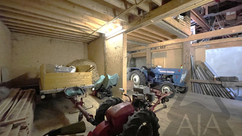 Landwirtschafts-/Abstellraum mit Maschinen