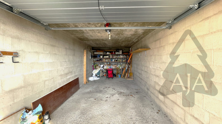 Garage mit Lagerbereich