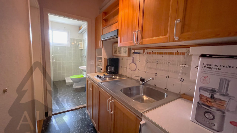 Kompakte Küche mit Blick ins Badezimmer