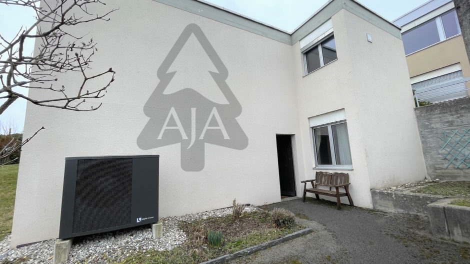Modernes Wohnhaus mit Wärmepumpe im Außenbereich