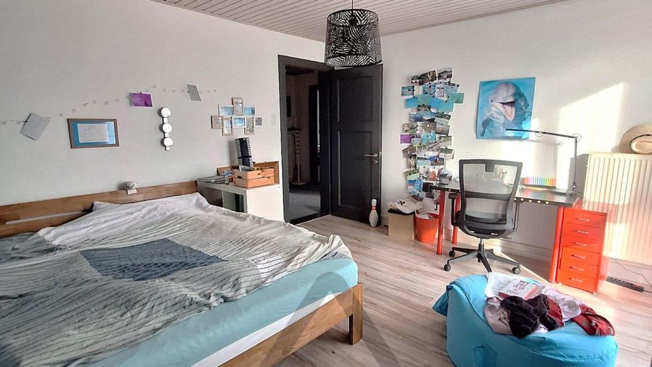 Schlafzimmer mit Arbeitsbereich