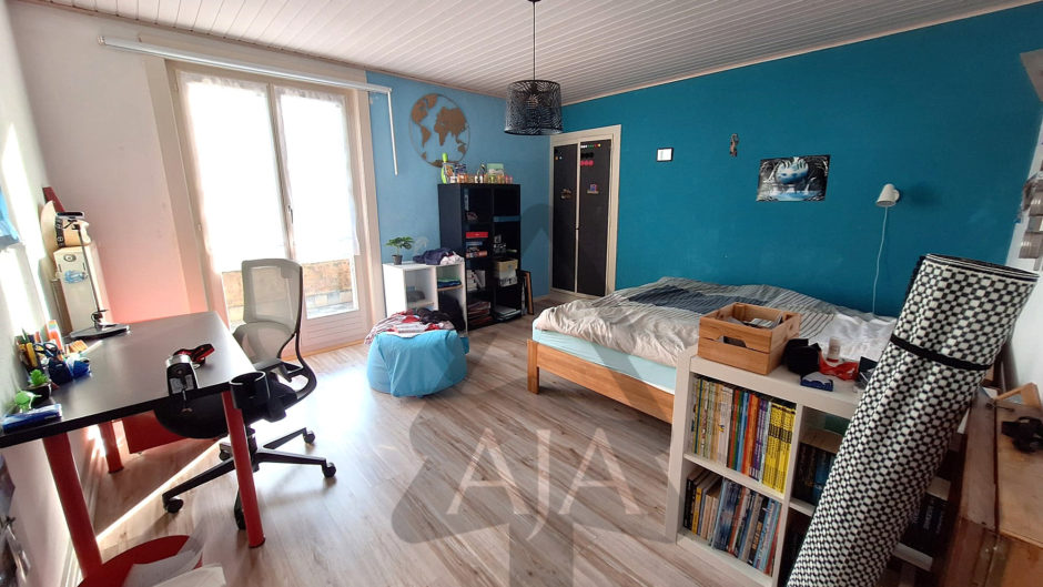 Jugendzimmer mit Balkonzugang