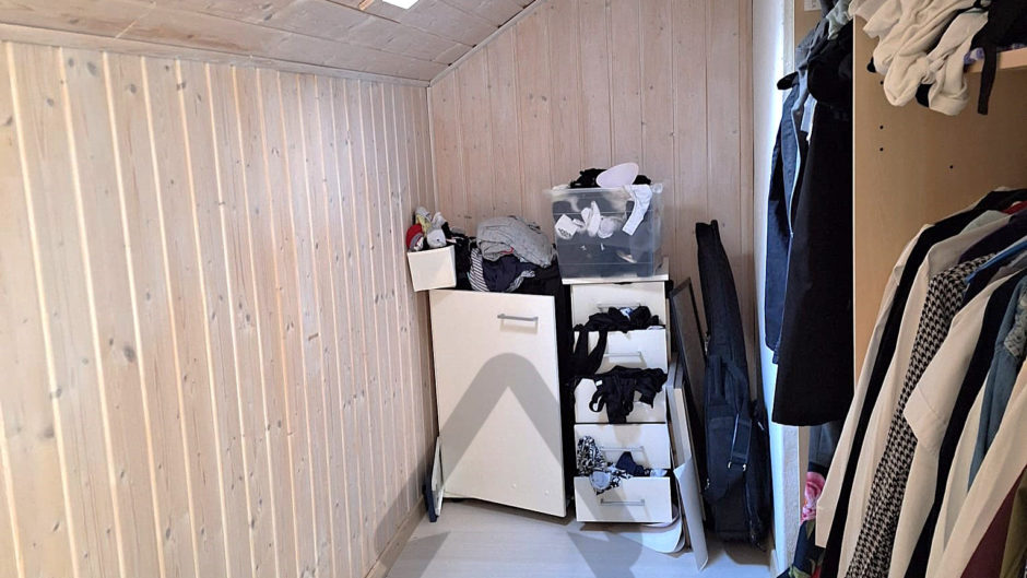 Ankleidezimmer mit Holzvertäfelung