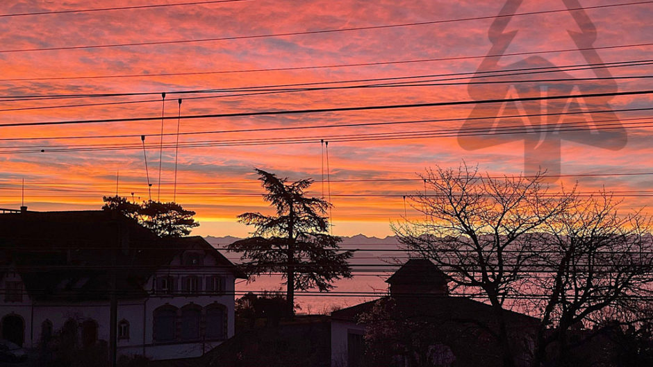 Sonnenuntergang über Wohnhäusern