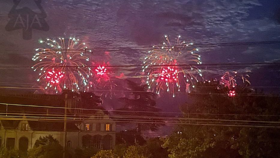 Nachtansicht mit Feuerwerk