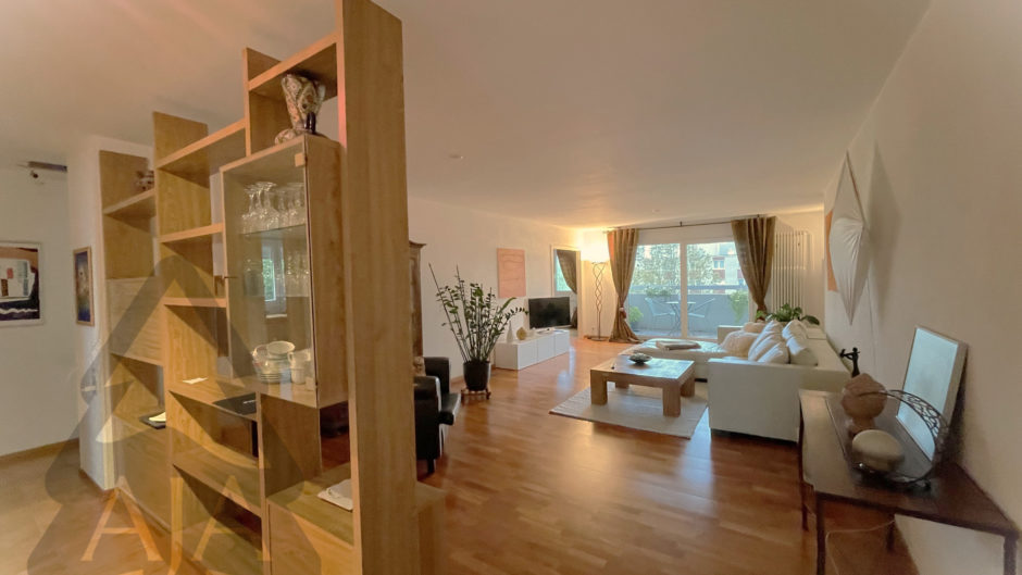 Offener Wohnbereich mit Balkonblick