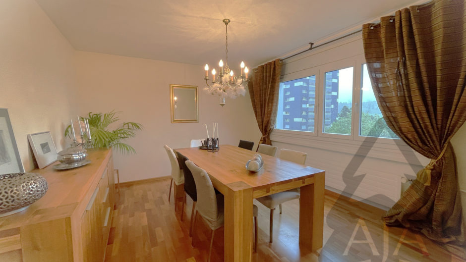Esszimmer mit großem Fenster und Holztisch