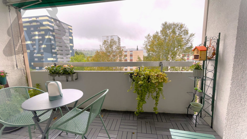 Balkon mit Stadtblick