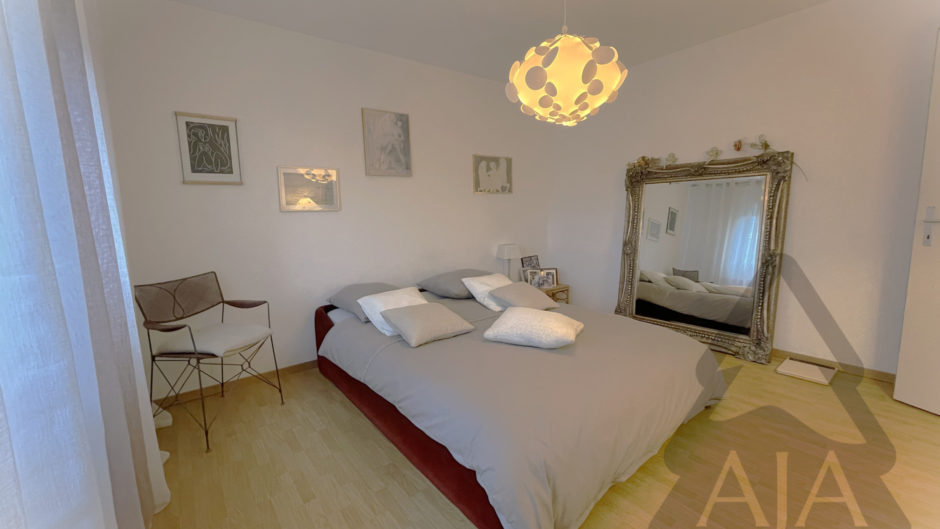 Schlafzimmer mit Bett und Spiegel