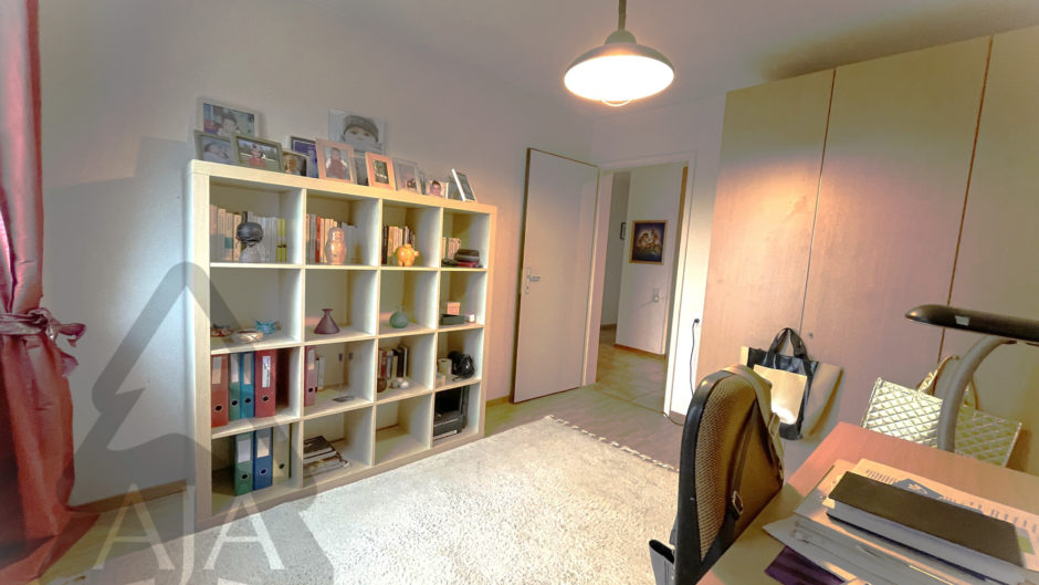 Kleines Arbeits- oder Gästezimmer mit Regalsystem