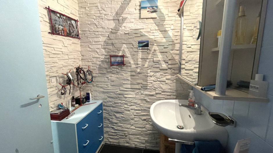 Kleines Badezimmer mit Waschbecken