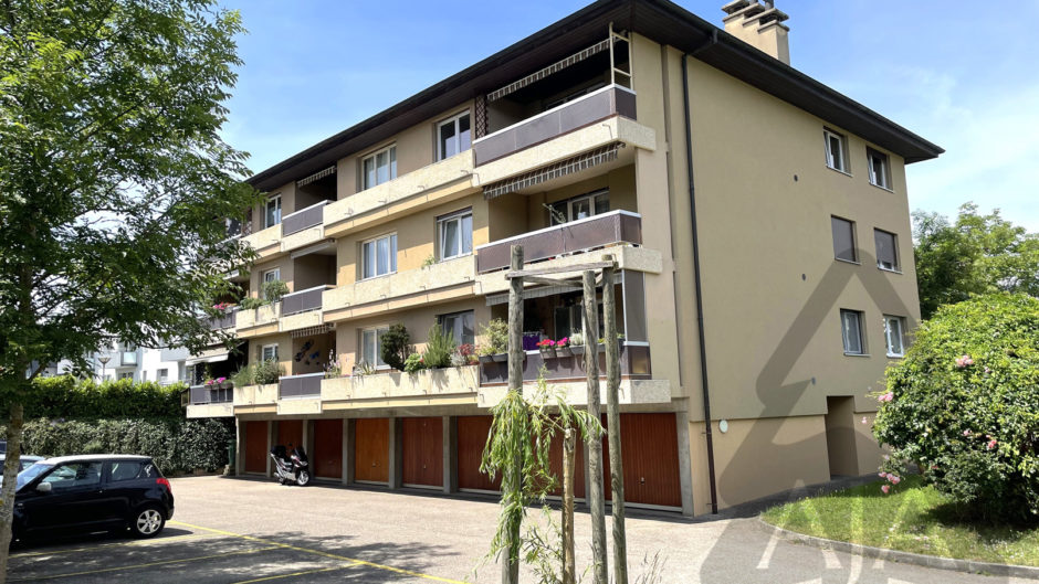 Mehrfamilienhaus mit Balkonen und Garagen