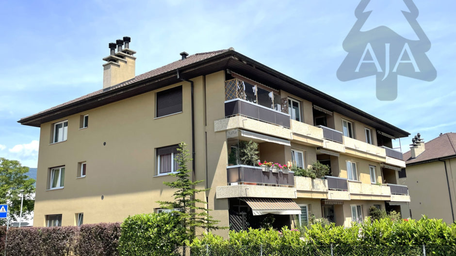 Mehrfamilienhaus mit Balkonen