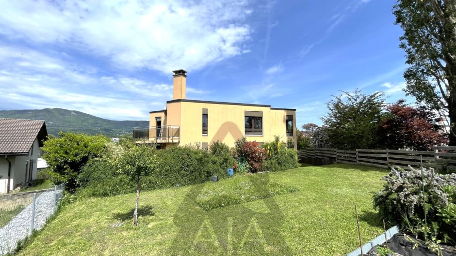Haus mit großem Garten und Bergblick