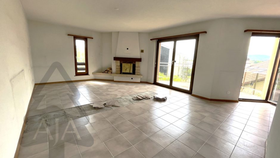 Wohnzimmer mit Kamin und Fliesenboden