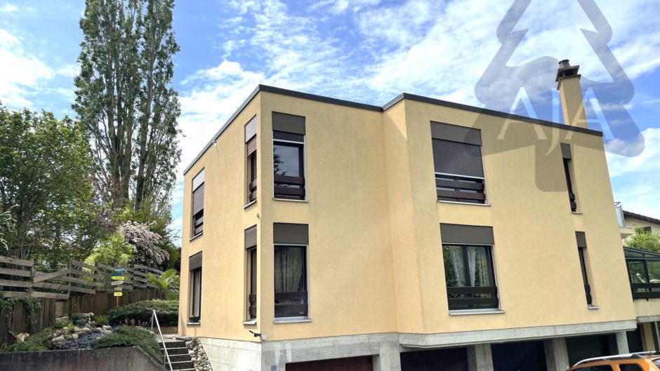 Modernes Wohnhaus mit gelber Fassade