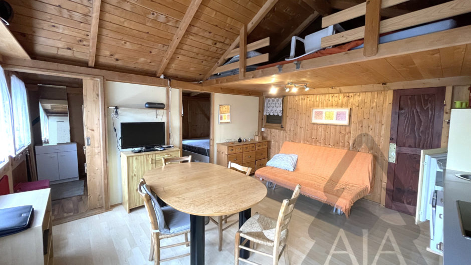 Holzvertäfeltes Wohnstudio mit Schlafboden