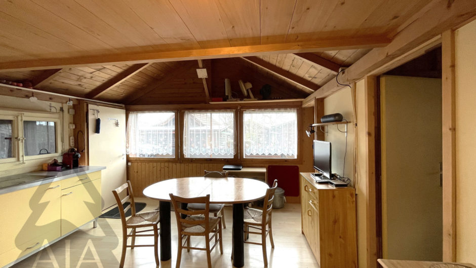 Heller Holzraum mit Esstisch und Sitzgruppe