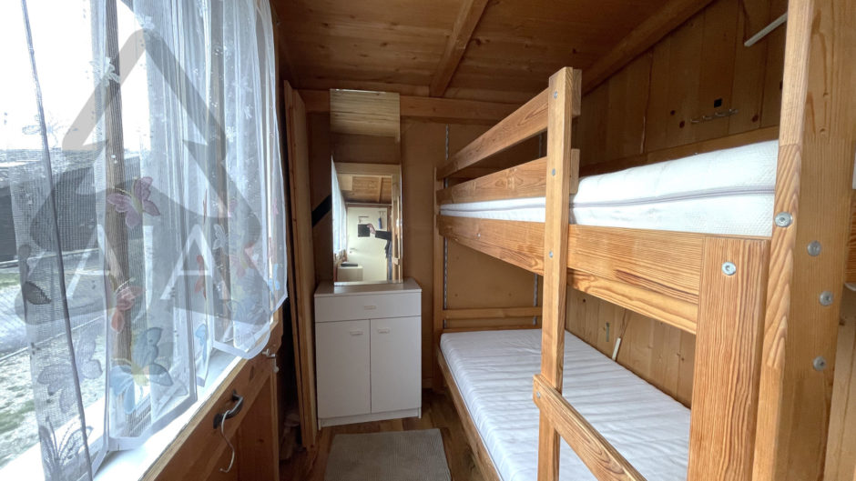 Holzverkleideter Schlafbereich mit Etagenbett